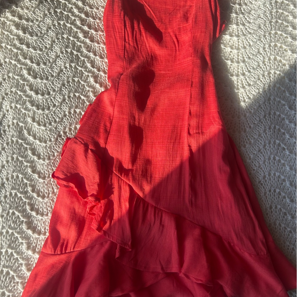 • cute red flowy dress